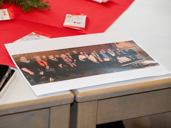 Ein Foto von einem Chor liegt auf einem Tisch.