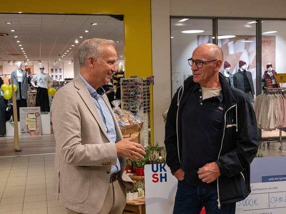 Zwei Männer unterhalten sich angeregt.