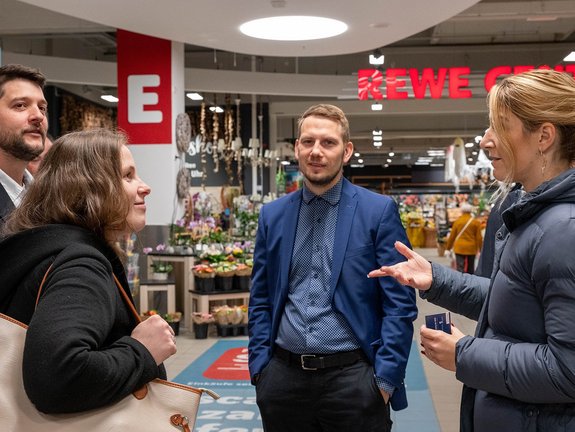Zwei Frauen und zwei Männer befinden sich in einem Gespräch.